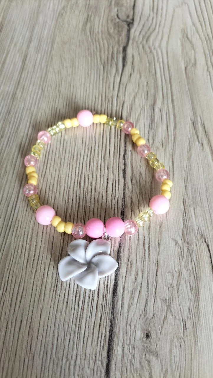 Bracelet à perles avec charm fleur Hawaienne